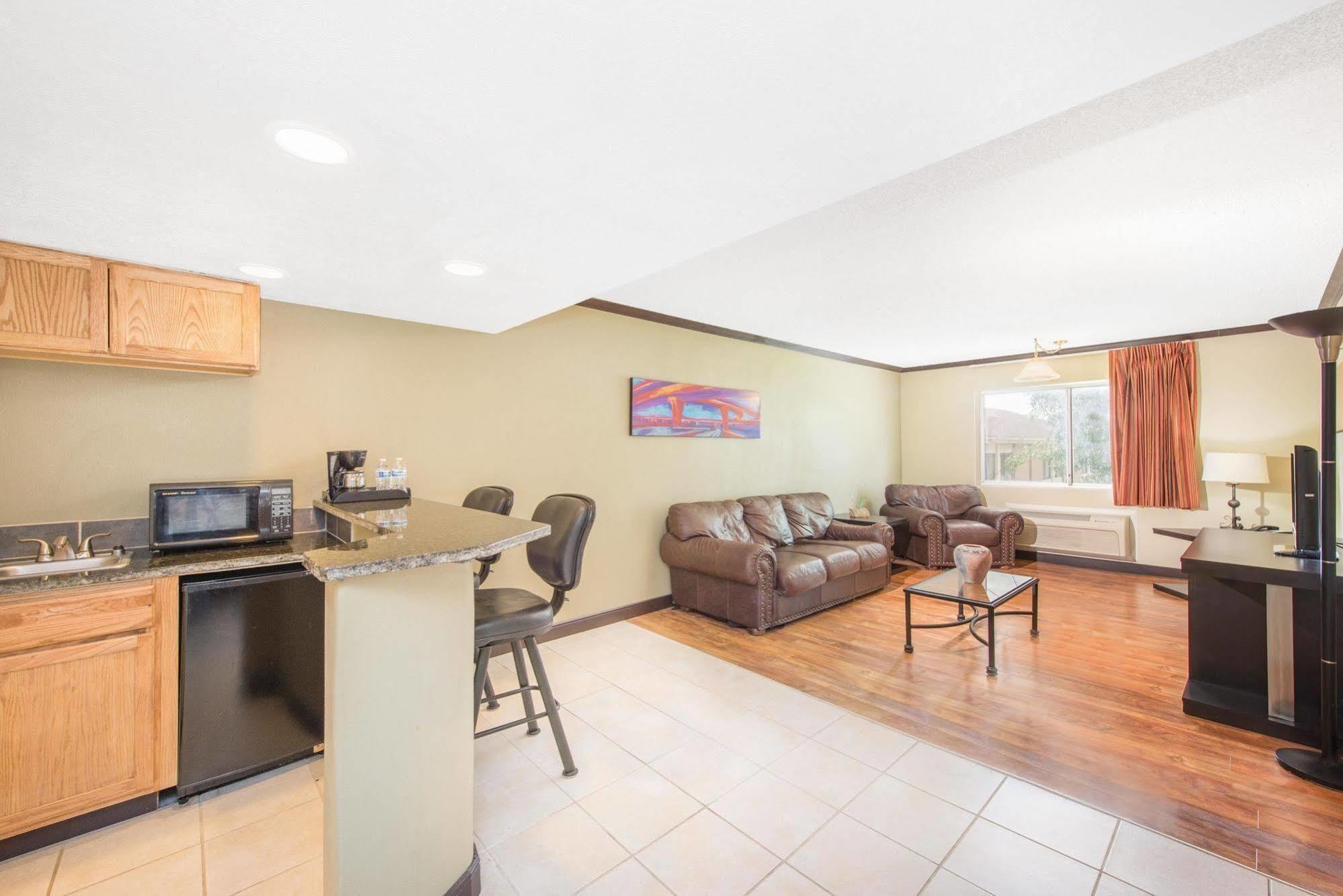Ramada By Wyndham Albuquerque East Otel Dış mekan fotoğraf